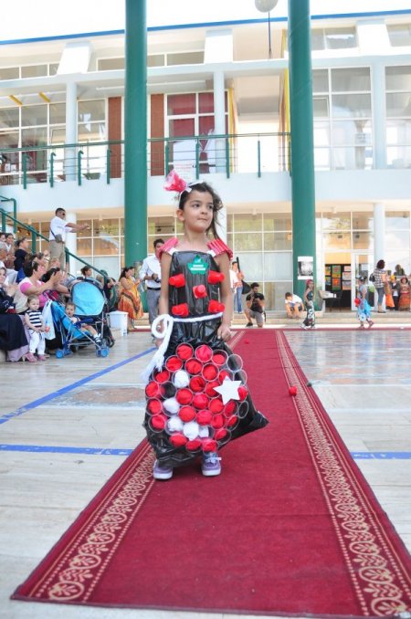 Çevre Kirliliğine, Çöp Elbiselerle Dikkat Çektiler