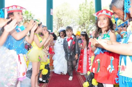 Çevre Kirliliğine, Çöp Elbiselerle Dikkat Çektiler