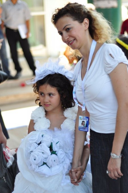 Çevre Kirliliğine, Çöp Elbiselerle Dikkat Çektiler