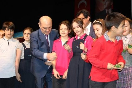 Çevre müfettişi öğrenciler kartlarını Bakan Bayraktar'dan aldı