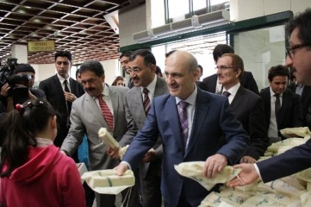 Çevre müfettişi öğrenciler kartlarını Bakan Bayraktar'dan aldı