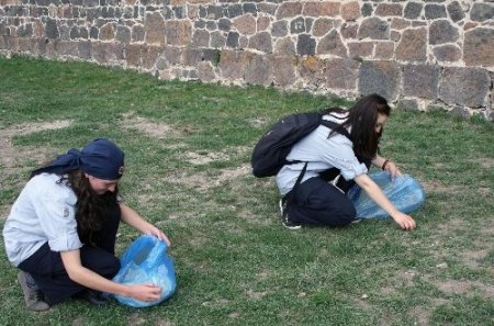 Çevreci gençler tabyaları temizledi