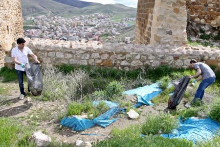 Çevreci Mühendisler Bayburt Kalesi’nde Çöp Topladı