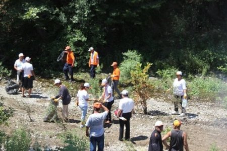 Çevreciler dere yataklarını temizledi