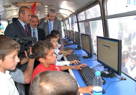 Ceyhan Belediyesi Mobil Bilişim Otobüsü Oluşturdu