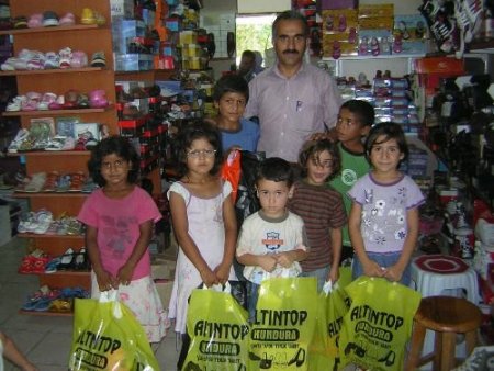 Ceyhan Eğitim Çevre Ve Yardımlaşma Derneği 100 Fakir Çocuğu Giydirdi