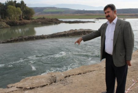 Ceyhan Nehri taştı köy yolları su altında kaldı