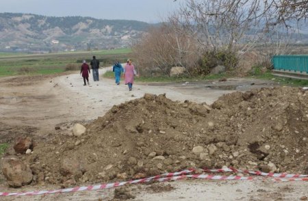 Ceyhan Nehri taştı köy yolları su altında kaldı