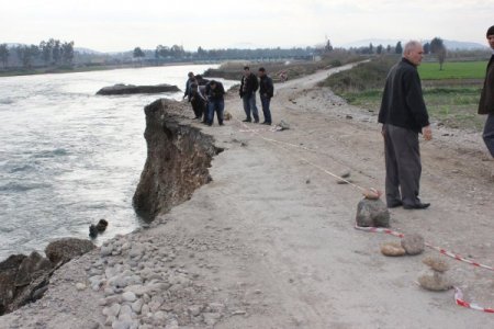 Ceyhan Nehri taştı köy yolları su altında kaldı