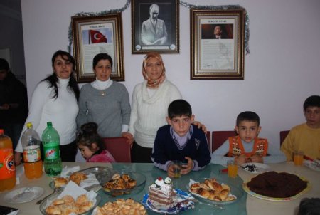 Ceyhan Tut Elimi Derneği Öksüz Ve Yetim Çocukları Sevindiriyor