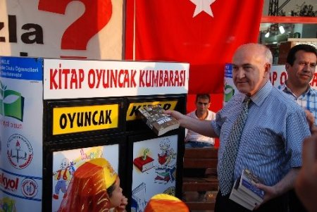 Ceyhan'da ihtiyaç sahibi öğrenciler için ‘Kitap ve Oyuncak Kumbarası’