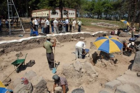Ceyhan'da Tatarlı Höyüğü Arkeolojik Çalışmaları Devam Ediyor