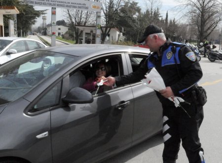 Ceza yazacak sandılar karanfili görünce şok oldular