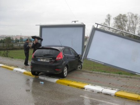 Cezaevi nakil aracı otomobille çarpıştı: 2 yaralı