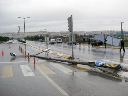 Cezaevi nakil aracı otomobille çarpıştı: 2 yaralı