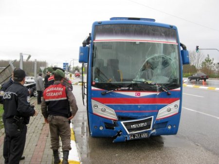 Cezaevi nakil aracı otomobille çarpıştı: 2 yaralı