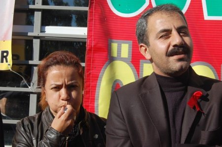 Cezaevi önünde düdüklü eylem