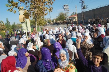 Cezaevi önünde düdüklü eylem