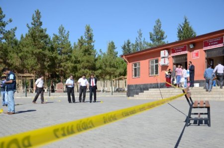 Cezaevi önünde pompalı tüfekle dehşet saçtılar: 4 yaralı