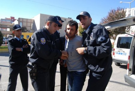 Cezaevi önünde pompalı tüfekle dehşet saçtılar: 4 yaralı