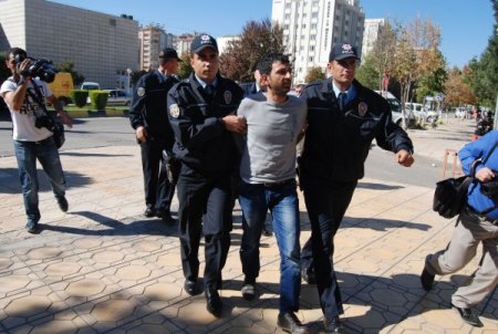 Cezaevi önünde pompalı tüfekle dehşet saçtılar: 4 yaralı