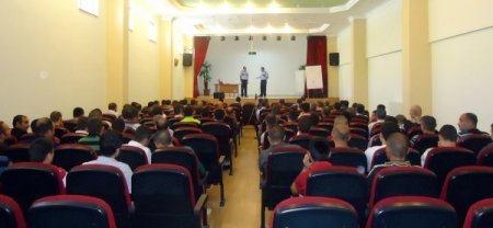 Cezaevi sakinleri sahnede güldürdü