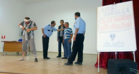 Cezaevi sakinleri sahnede güldürdü