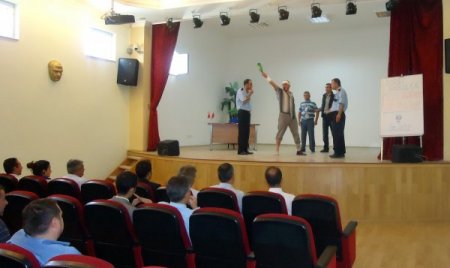 Cezaevi sakinleri sahnede güldürdü