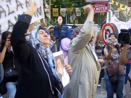 Cezaevinde Ölen Mikail'in Köylüleri Belçika'yı Protesto Etti