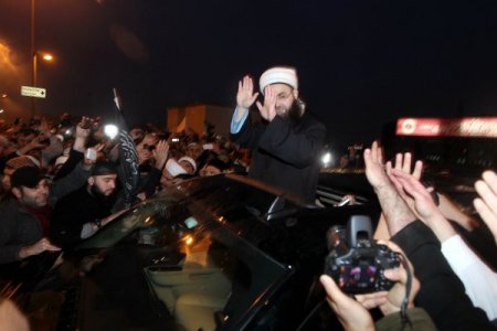 Cezaevinden çıkan Ünlü'yü sevenleri karşıladı