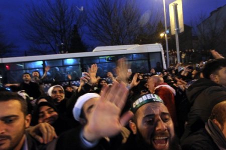 Cezaevinden çıkan Ünlü'yü sevenleri karşıladı