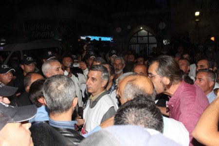 Cezaevlerindeki açlık grevine destek için yürüyen gruba polis izin vermedi