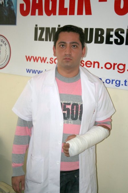 Cezaevlerindeki açlık grevlerine destek veren öğrenciler doktor dövdü