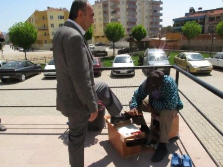 Cezalarını adliyede temizlik yaparak çekiyorlar