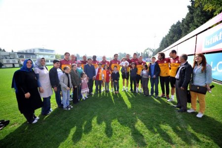 CFR Cluj maçına hazırlanan Galatasaray'a taraftar morali