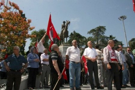 CHP, Atatürk anıtına resmi törenin ardından çelenk koydu