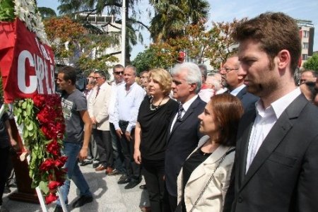 CHP, Atatürk anıtına resmi törenin ardından çelenk koydu
