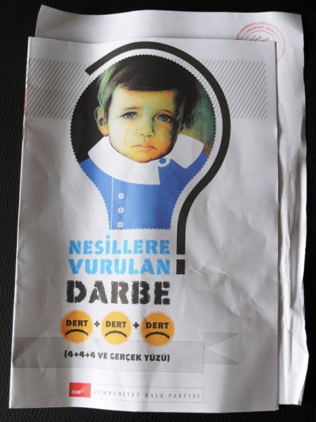 CHP, okul önlerinde 4+4+4'e tepki bildirisi dağıttı