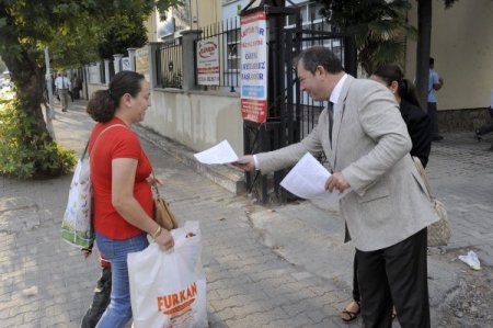 CHP, okul önlerinde 4+4+4'e tepki bildirisi dağıttı