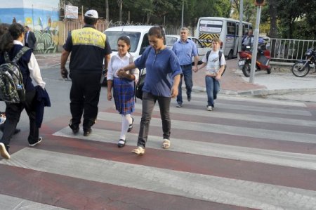 CHP, okul önlerinde 4+4+4'e tepki bildirisi dağıttı