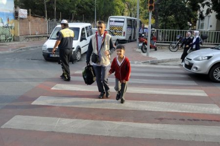 CHP, okul önlerinde 4+4+4'e tepki bildirisi dağıttı