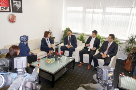 CHP-AK Parti bayramlaşmasının konusu Cumhuriyet yürüyüşü