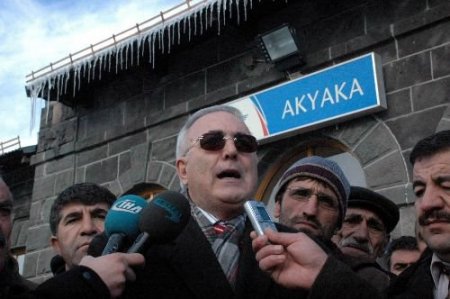 Chp Ardahan Milletvekili, Ermenistan Sınırında Raylara Oturup Eylem Yaptı