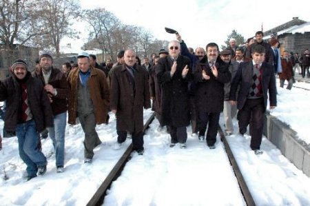 Chp Ardahan Milletvekili, Ermenistan Sınırında Raylara Oturup Eylem Yaptı