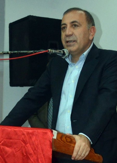 CHP genel başkan yardımcıları ve sekreteri rozet takma törenine katıldı