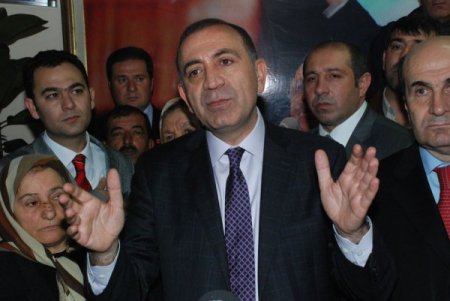 Chp Genel Başkan Yardımcısı Tekin, Sigara Yasasını İhlal Etti