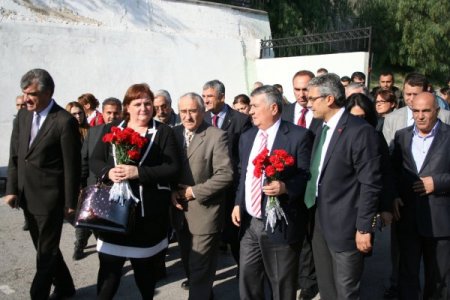 CHP heyeti öldürülen Sevilay öğretmenin okulunu ziyaret etti