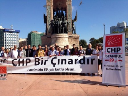 CHP İstanbul İl Teşkilatı, Cumhuriyet Anıtı'na çelenk bıraktı