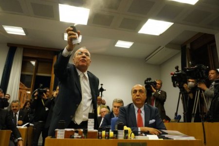 CHP Meclis'te gazlı eylem yaptı, herkes öksürdü