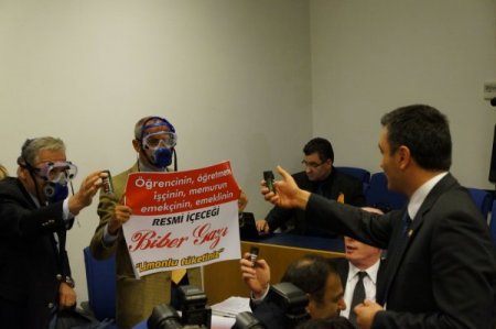 CHP Meclis'te gazlı eylem yaptı, herkes öksürdü